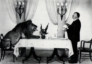 (Imagen de promoción de la película “Con la muerte en los talones”,1959)
